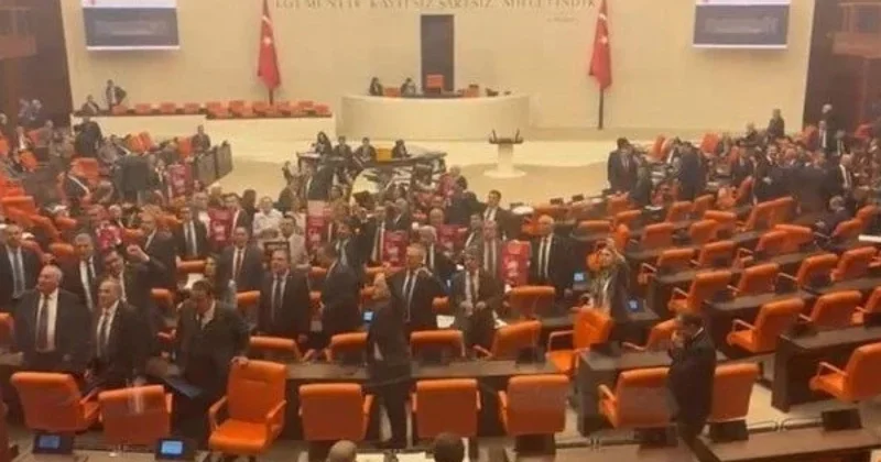 Türk deputatlar TBMM nin iclasında etiraz etdilər