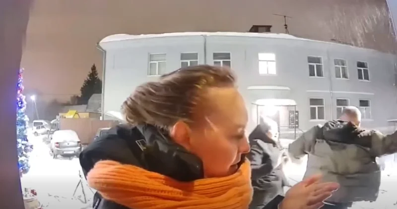 Ərini başqa qadınla tutdu, məşuqəsinin burnunu sındırdı