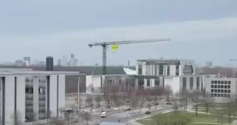 Активисты забрались на кран в Берлине ВИДЕО