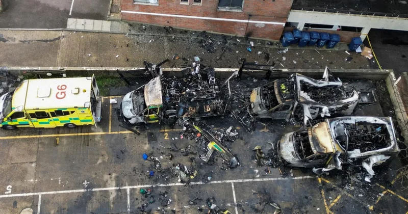 Londonda təcili yardım maşınlarına hücumla bağlı iki nəfər saxlanılıb