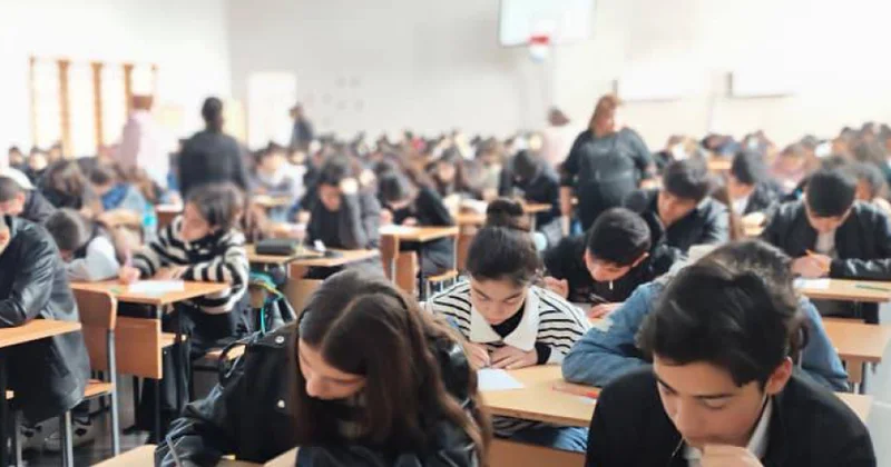 “Əlaçı” televiziya layihəsinin Şəkidə keçirilən seçim turunda 150 şagird biliyini sınayıb