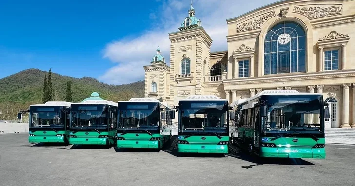 Азербайджан передал Украине в качестве гуманитарной помощи пять пассажирских автобусов