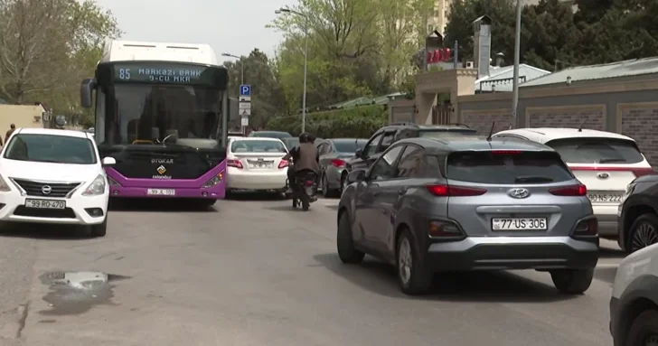 Автобусный квест в Баку: как хаотичная парковка парализует работу 85 го маршрута