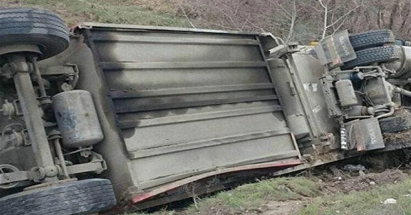 Bakı Şamaxı avtomobil yolunda yük avtomobili aşıb