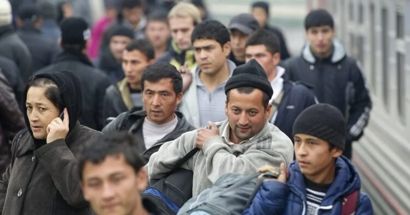 20 minə yaxın miqrant Rusiyadan deportasiya olunub Azərbaycanlılar...