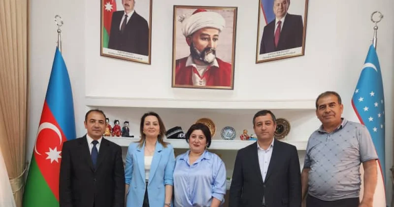 Özbəkistanlı yazıçı Nizami Gəncəvi məqbərəsində