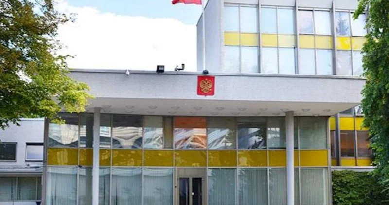 Rusiyanın İsveçdəki səfirliyinin ərazisinə boya qutusu atıldı