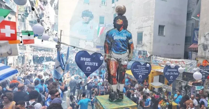 Neapolda Maradonanın heykəlinin açılışı olub
