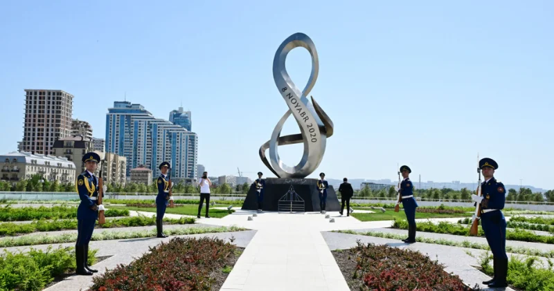 Ukraynanın xarici işlər naziri Bakıda Zəfər parkını və Şəhidlər xiyabanını ziyarət edib FOTO