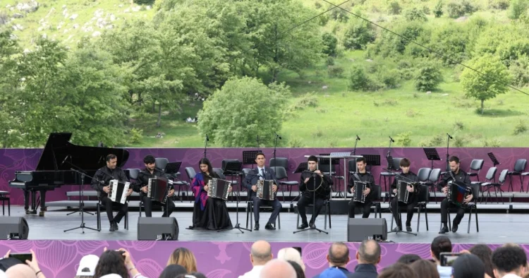 Şuşada “Xarıbülbül” festivalı davam edir