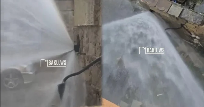 Bakıda su borusu partlayıb Bina qarşısında gölməçə yaranır
