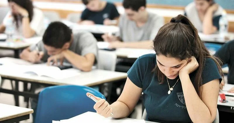 Более 50 тысяч выпускников сегодня сдадут экзамен для поступления в вузы