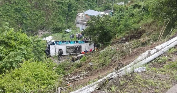 Avtobus qəzası nəticəsində azı 10 nəfər öldü