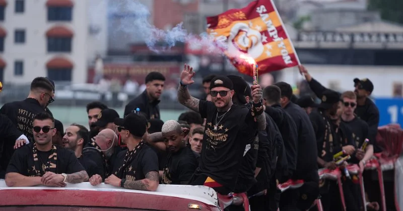 “Qalatasaray” çempionluğunu qeyd edir: İstanbuldan möhtəşəm görüntülər FOTO