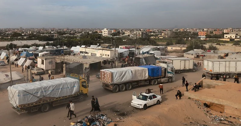 İsrail Qəzzaya 100 yardım maşını buraxdı