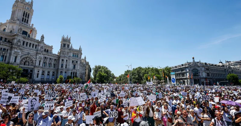 Sığortası olmayanlar ayağa qalxdı İspaniyada kütləvi etirazlar