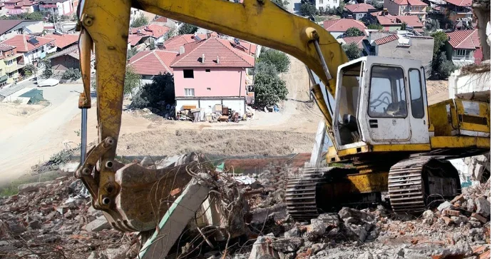 Bakıda söküntü zamanı insident: Şirkətin ekskavatoru yandırıldı Həbs edilən var