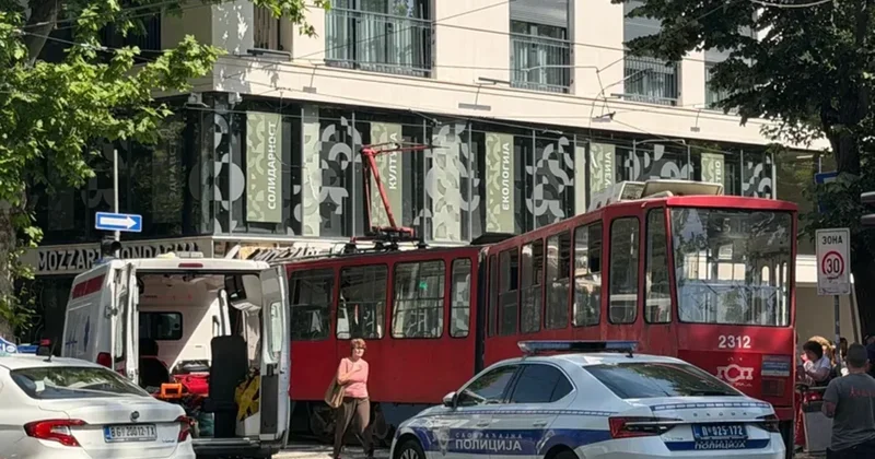 В Белграде трамвай сошел с рельсов и врезался в здание, пострадали 10 человек