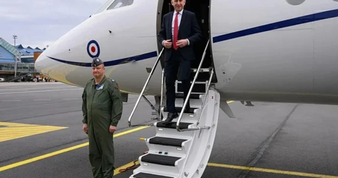 Britaniyalı nazirin təyyarəsinə radiomüdaxilə oldu