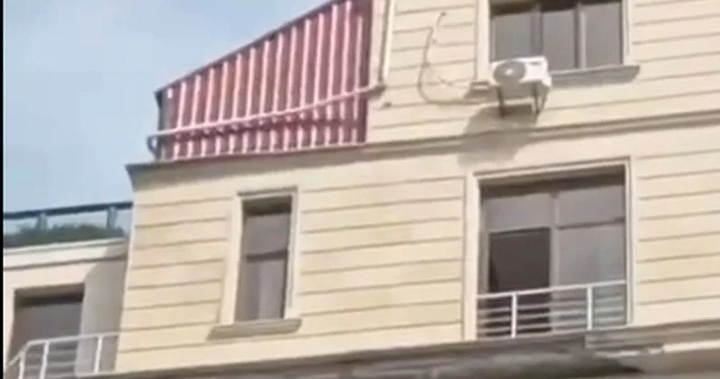 В центре Баку часть облицовки дома рухнула на автомобиль ВИДЕО