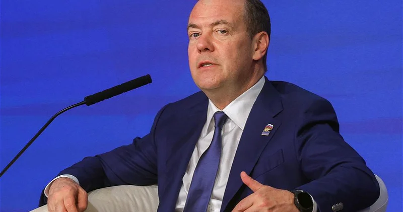 Медведев назвал курс Пашиняна опасным для Армении