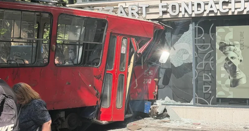 Belqradda tramvay relsdən çıxaraq binaya çırpılıb, 12 nəfər xəsarət alıb