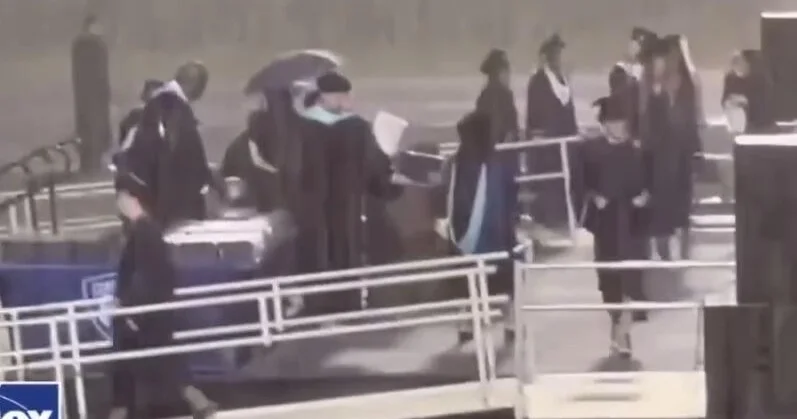 В американском городе выпускной провели под проливным дождем ВИДЕО