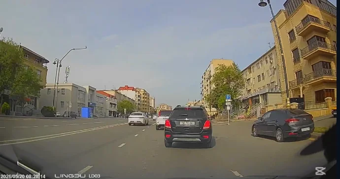 Zolağı qəfil dəyişib təhlükə yaratdı, sonra sağdan ötmə edib qaydaları pozdu VİDEO