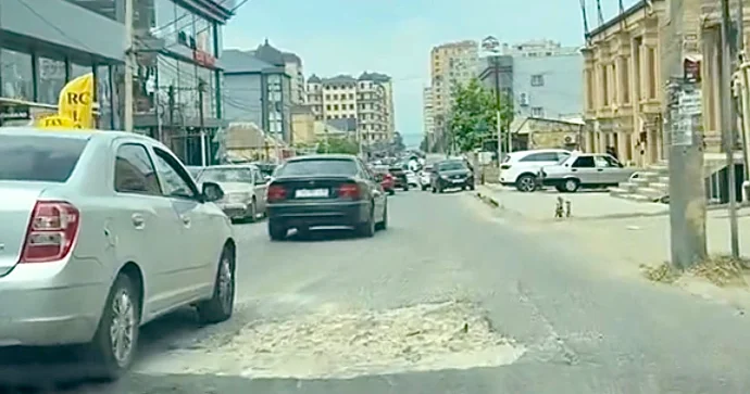 Xırdalandakı nəhəng çuxur sürücülər üçün təhlükə olaraq qalır VİDEO