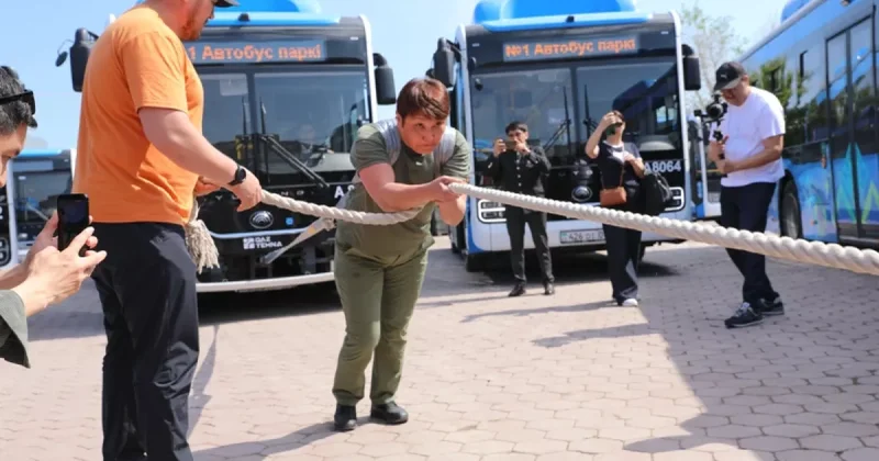 Учительница из Казахстана расправилась с автобусом: ВИДЕО