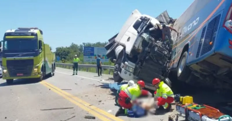 Braziliyada avtobusla yük maşını toqquşub, azı 8 nəfər ölüb