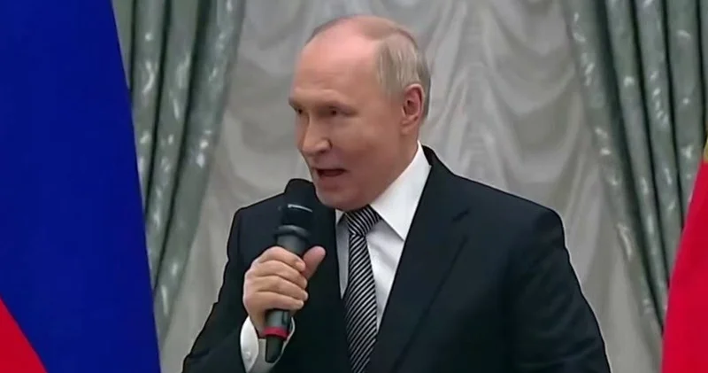 Putin işğalın şərəfinə “urra“ qışqıra bilmədi... Xoruz buraxdı... BİABIRÇILIQ+VİDEO