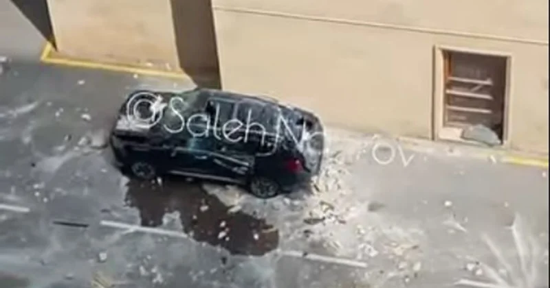 “28 May”da binanın üzlüyü maşınların üstünə töküldü Video