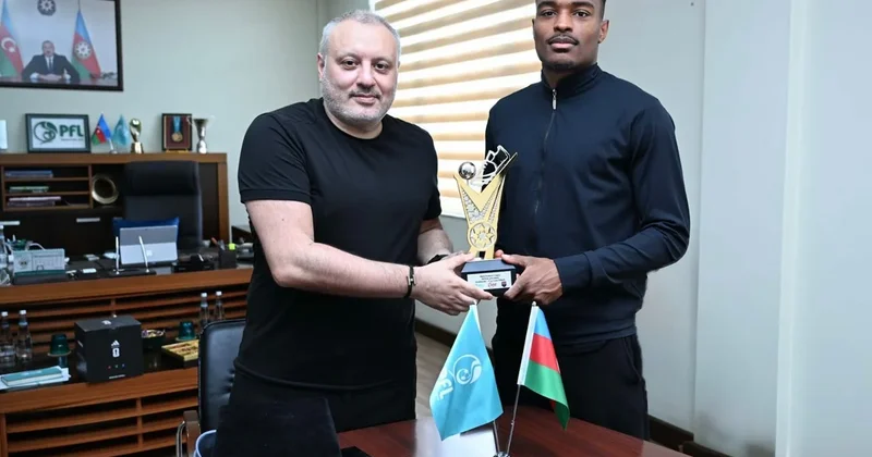 Peşəkar Futbol Liqası Coy Lens Mikelsə mükafat təqdim edib