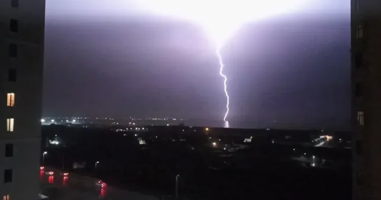 Bu tarixdə Bakıya intensiv yağış yağacaq, şimşək çaxacaq XƏBƏRDARLIQ