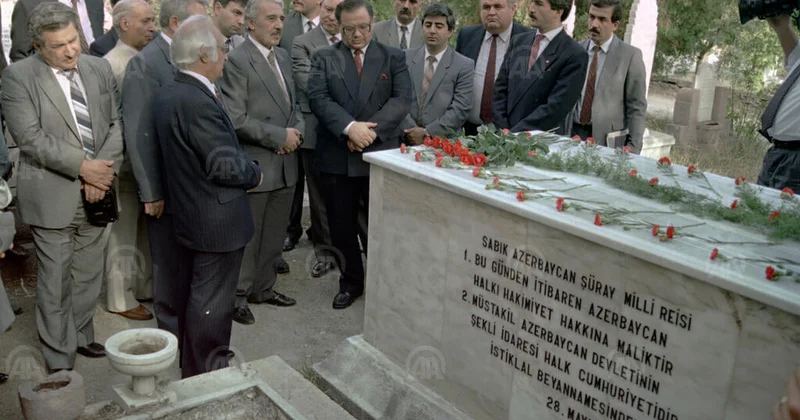 SSRİ səfiri və sovet Azərbaycanının Baş naziri Rəsulzadənin qəbri üstündə