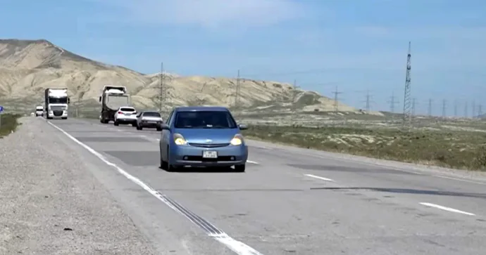Sürücüləri bezdirən çuxurlar 12 ildir unudulan yol VİDEO
