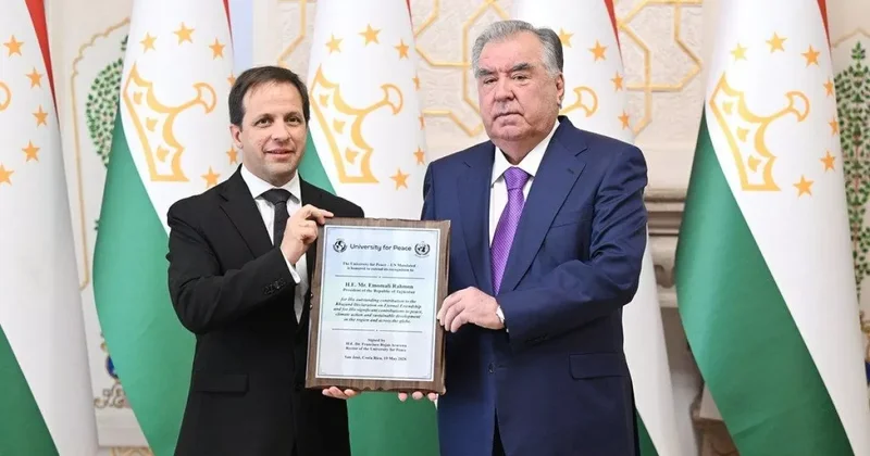 Университет мира ООН наградил президента Таджикистана