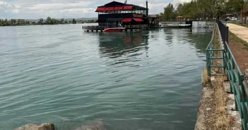 Türkiyənin Şanlıurfa şəhərində parklar və restoranlar su altında qalıb