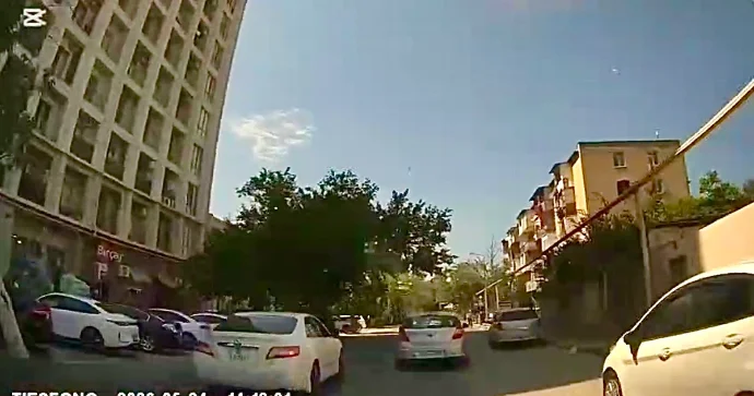 Bakıxanovda qadın sürücünü sıxışdırıb təhqir etdi “Qaziyəm, nə edirsən et” VİDEO