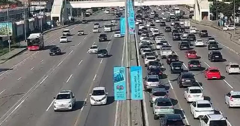На ряде улиц и проспектов Баку затруднено движение транспорта