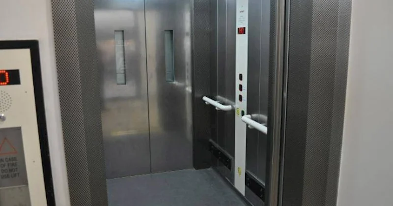 Sərnişinlərin olduğu lift 12 ci mərtəbədən düşüb