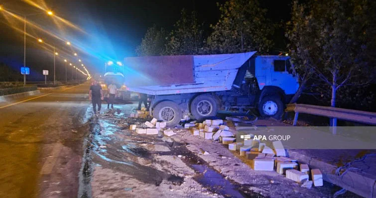 Yevlaxda TIR daş yüklü avtomobilə çırpılıb FOTO