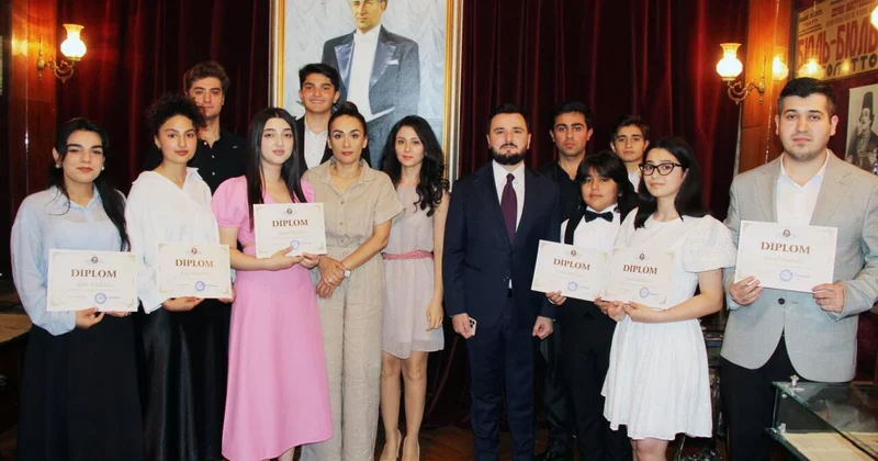 Ramil Qasımovun rəhbərliyi ilə Bülbül Vokal Məktəbinin ilk buraxılışı keçirilib FOTO