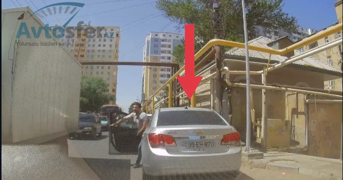 Qadağan olunmuş yerdə saxlayıb yolu kəsdi, sonra əl qolunu sallayıb çıxıb getdi VİDEO