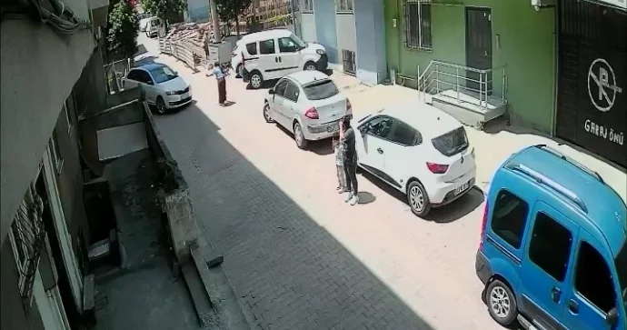 Maşını geriyə vermək üçün yoldan keçəndən kömək istədi və qəza… VİDEO