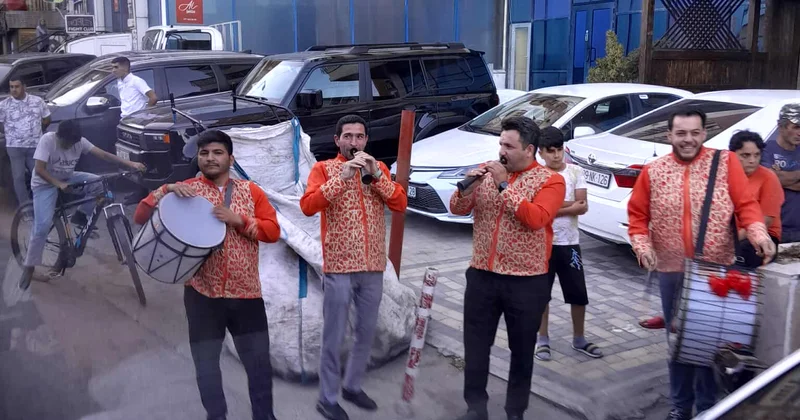 Bakıda gəlin maşını yolu kəsdi FOTOLAR