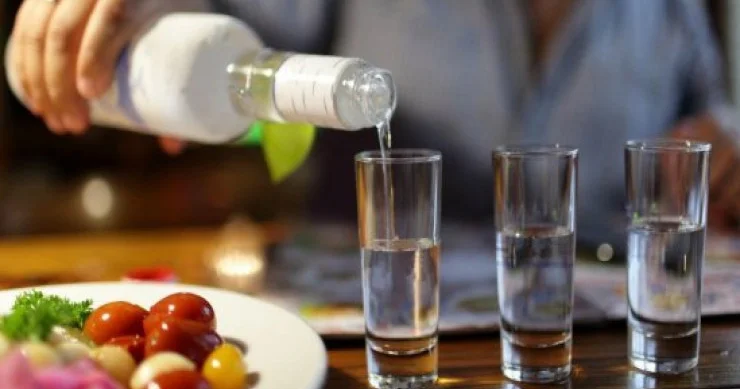 İmtahanlar bitdiyi üçün sevinib 1 litr araq içdi, komaya düşdü