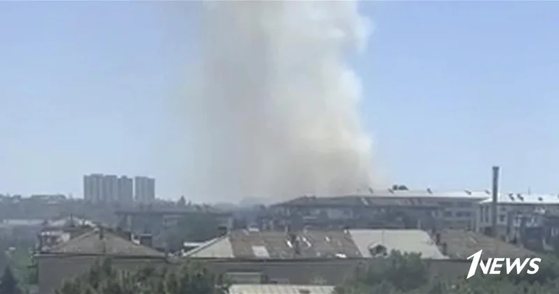 На одном из проспектов в Баку горит открытая территория