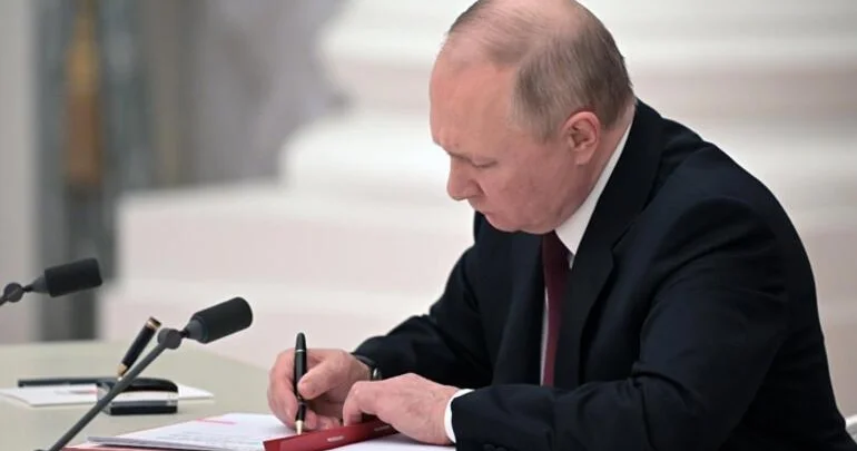 FSB Rusiya alimlərinin xarici əlaqələrinə nəzarət edəcək Putin o qanunu təsdiqlədi